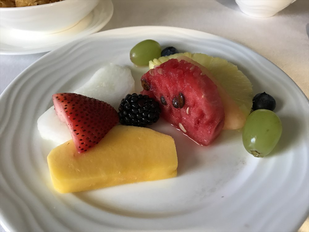 エミレーツEK318便のファーストクラスの朝食2