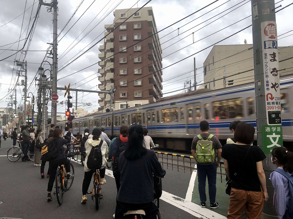 江古田駅の踏切待ち