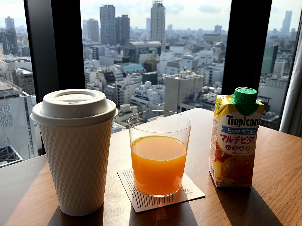 Wホテル大阪の部屋でコーヒー