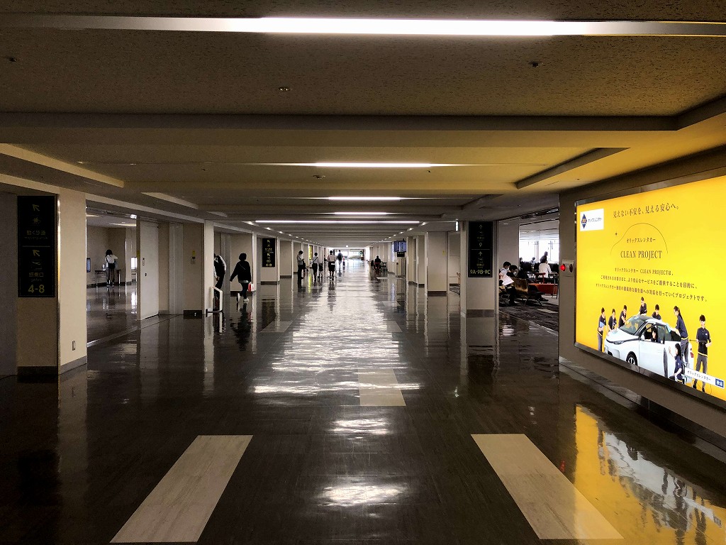 伊丹空港の天井の低い通路