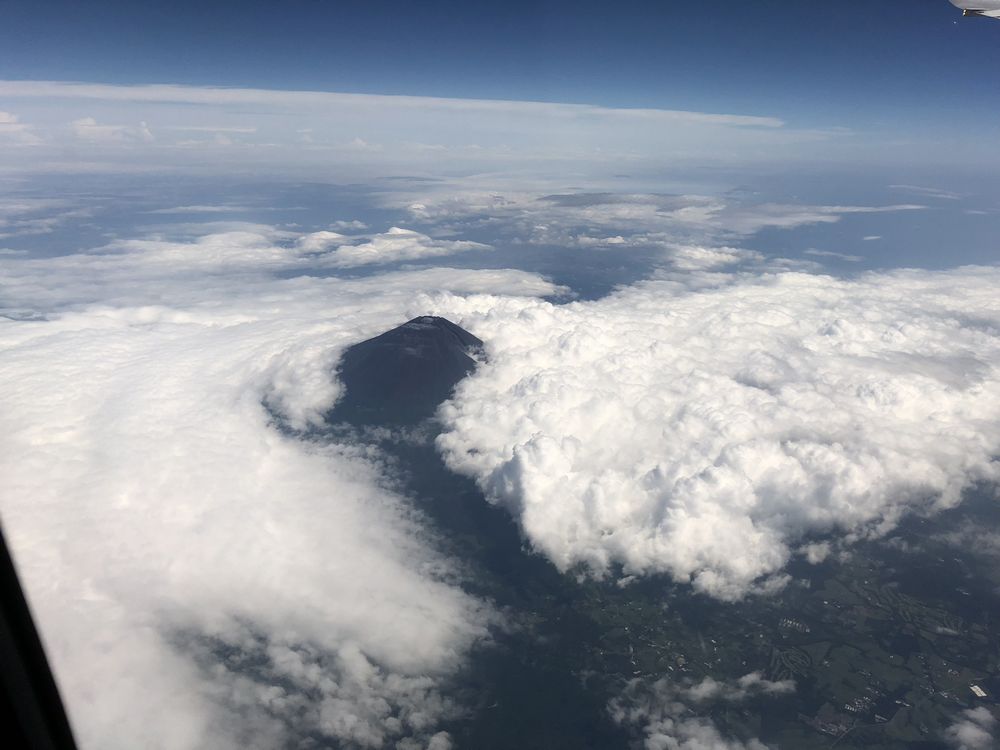 雲から顔を出す富士山
