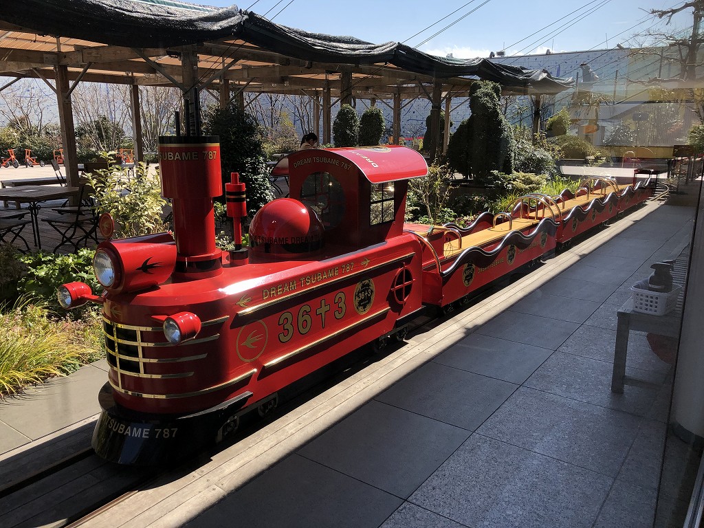 JR博多シティの屋上庭園「つばめの杜ひろば」のつばめ電車