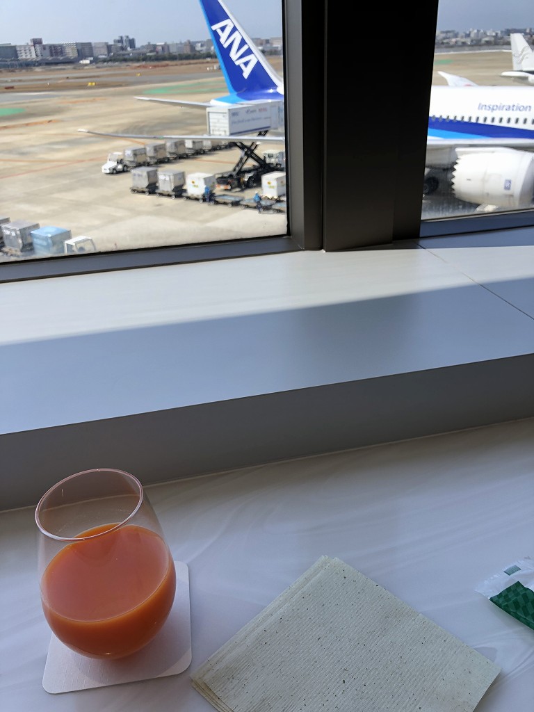 福岡空港のANAラウンジのミックスフルーツジュース