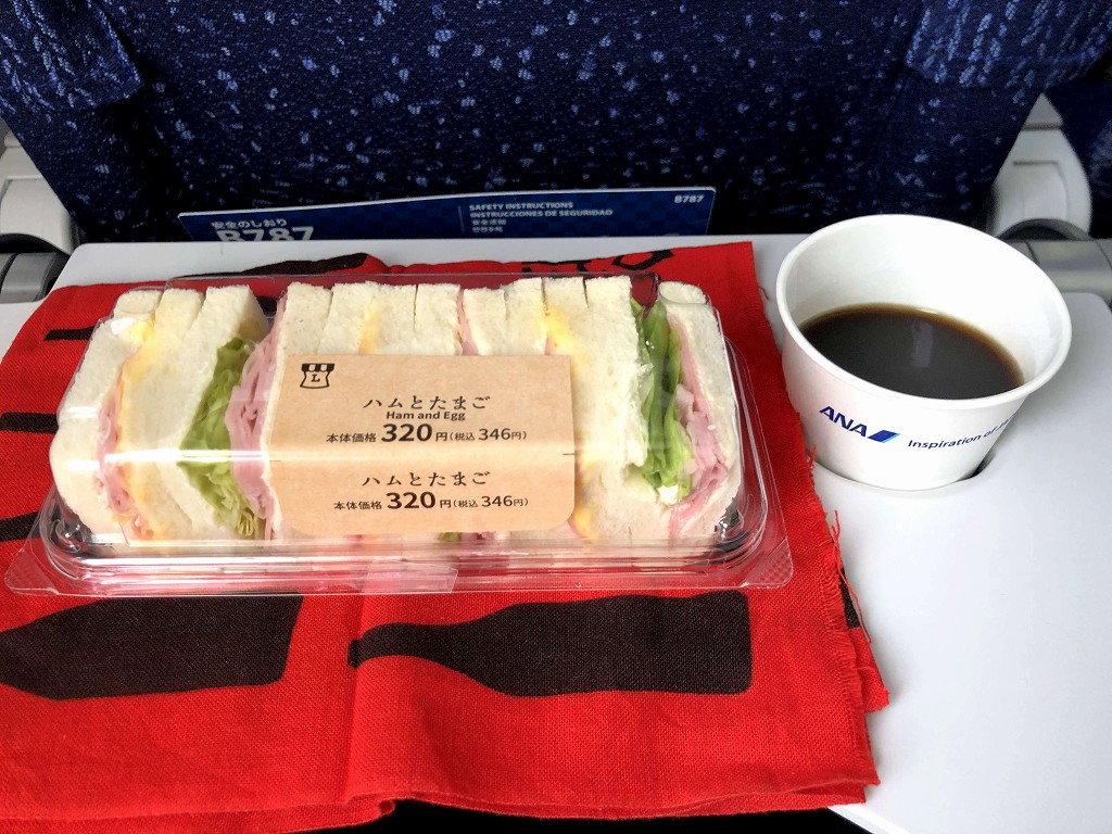 ANA251便でお昼
