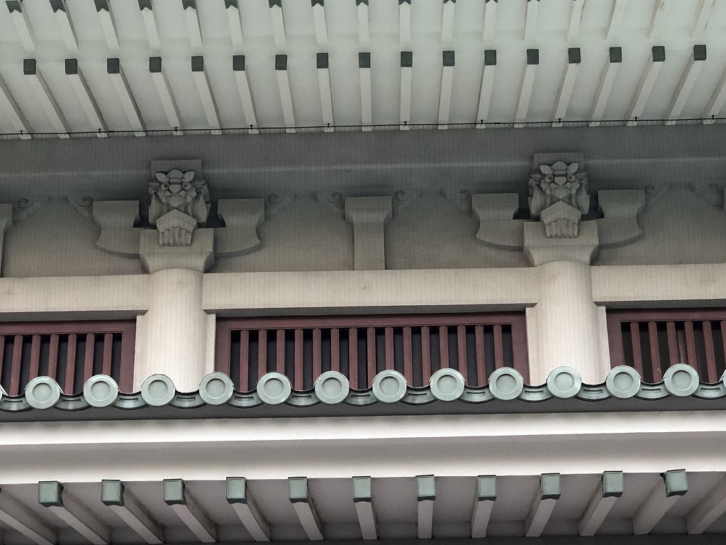 横網町公園の東京都慰霊堂の側面の妖怪