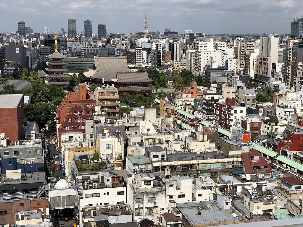 ゲートホテル雷門の宿泊者専用テラスラウンジからの浅草寺