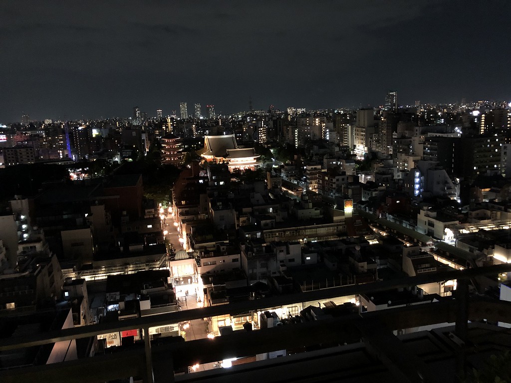 ゲートホテル雷門の宿泊者専用テラスラウンジからの浅草の夜景