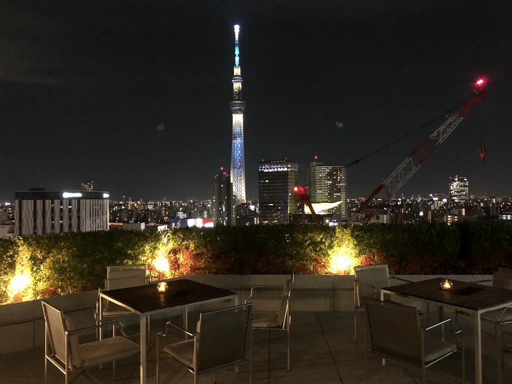 ゲートホテル雷門の宿泊者専用テラスラウンジからのスカイツリーの夜景