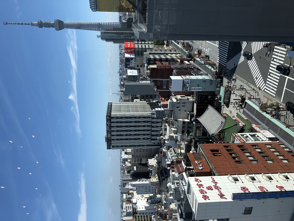 ゲートホテル雷門のロビーラウンジからの東京タワーと雷門