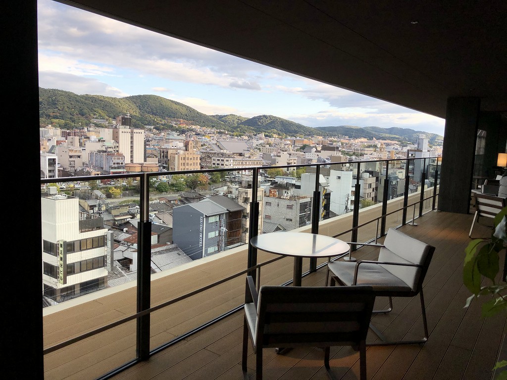 THE GATE HOTEL 京都高瀬川 by HULICの「ANCHOR KYOTO」のテラス席1