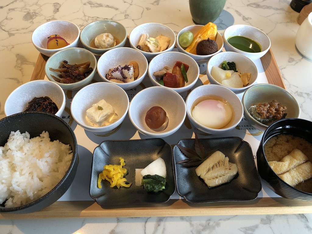 THE GATE HOTEL 京都高瀬川 by HULICのANCHOR KYOTOの和食の朝食