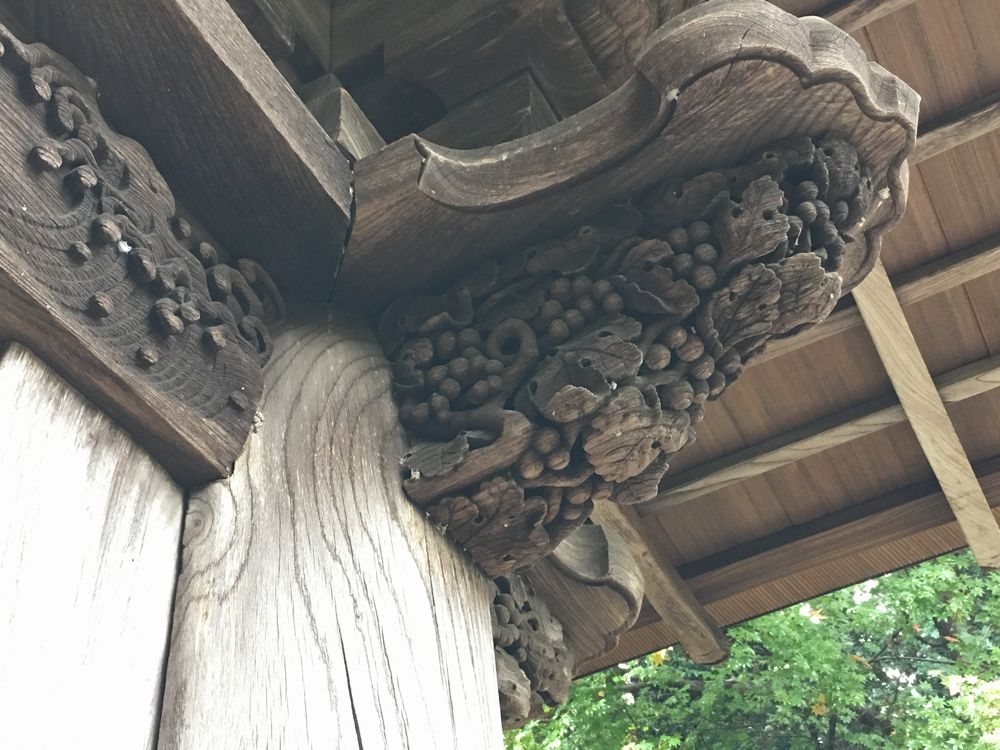 松平治郷政の廟門の葡萄の透かし彫り