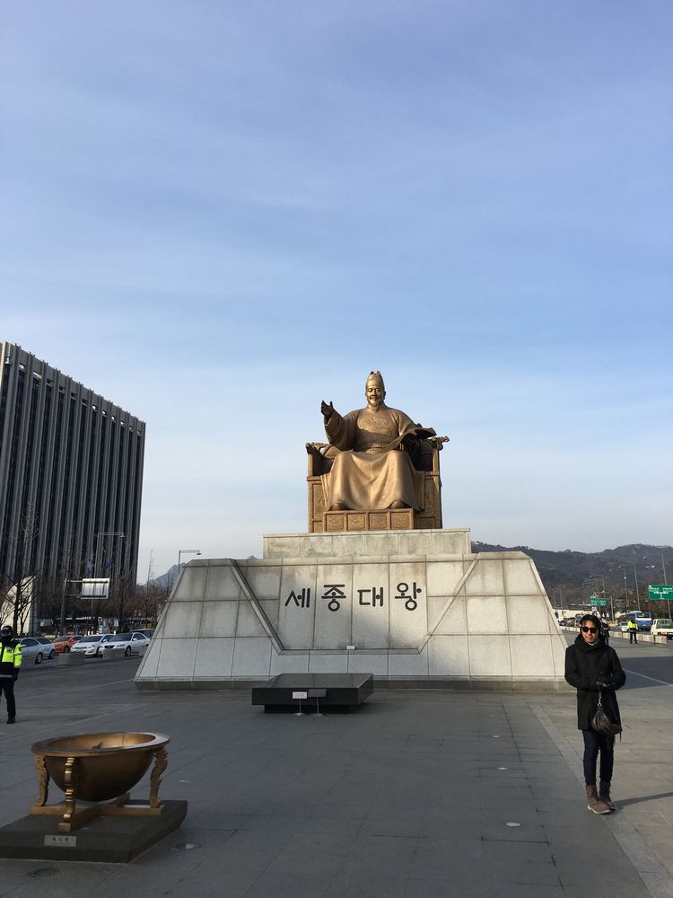 光化門広場の世宗大王の銅像