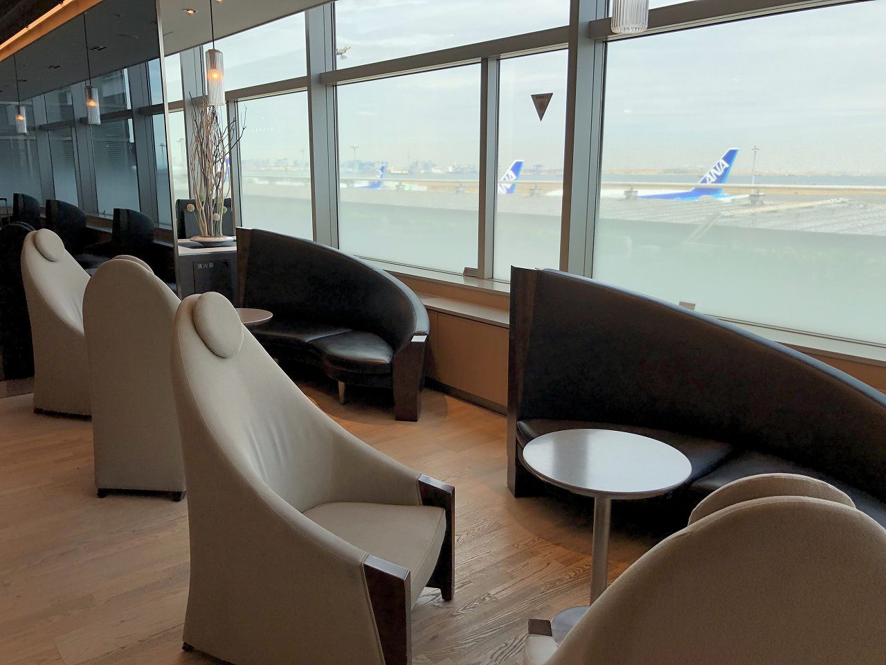 羽田空港のANA LOUNGE（本館北）のソファ席