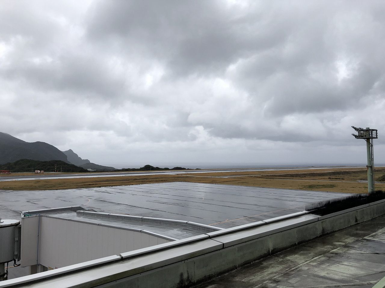 八丈島空港の展望デッキから2