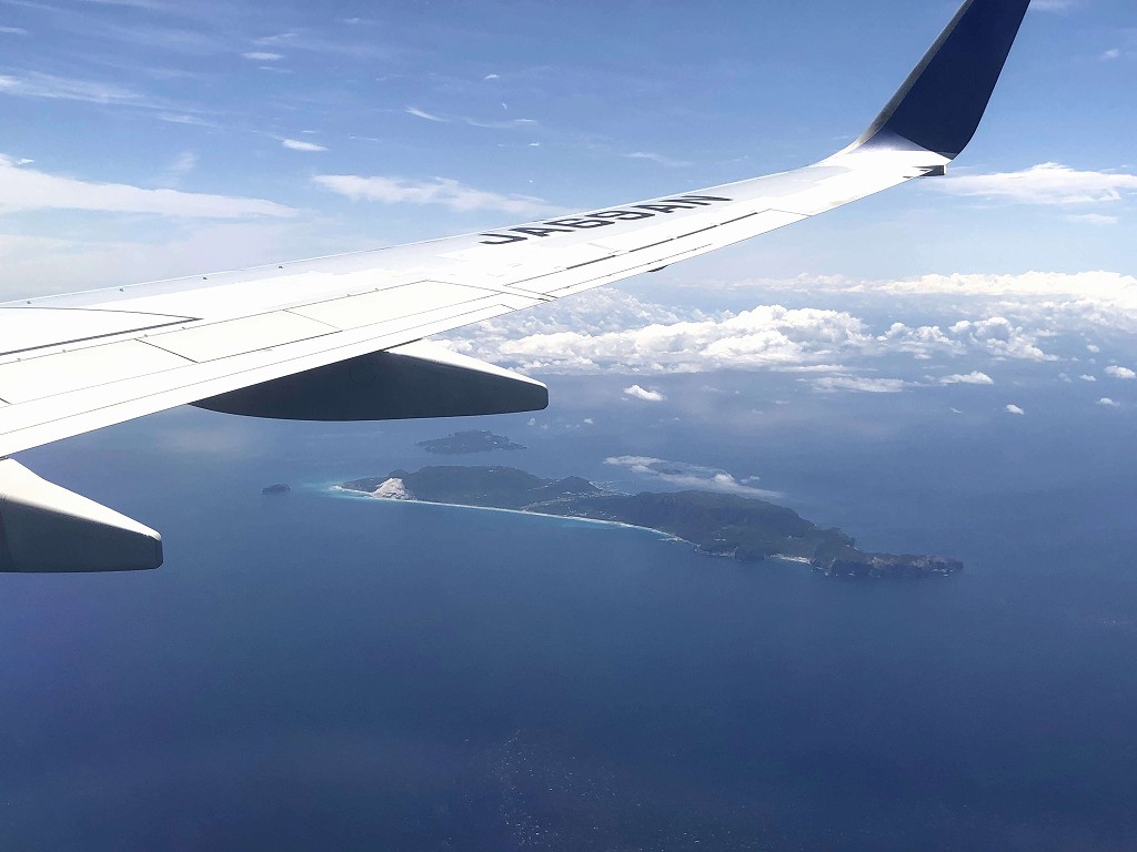 八丈島行きの飛行機から見た伊豆諸島