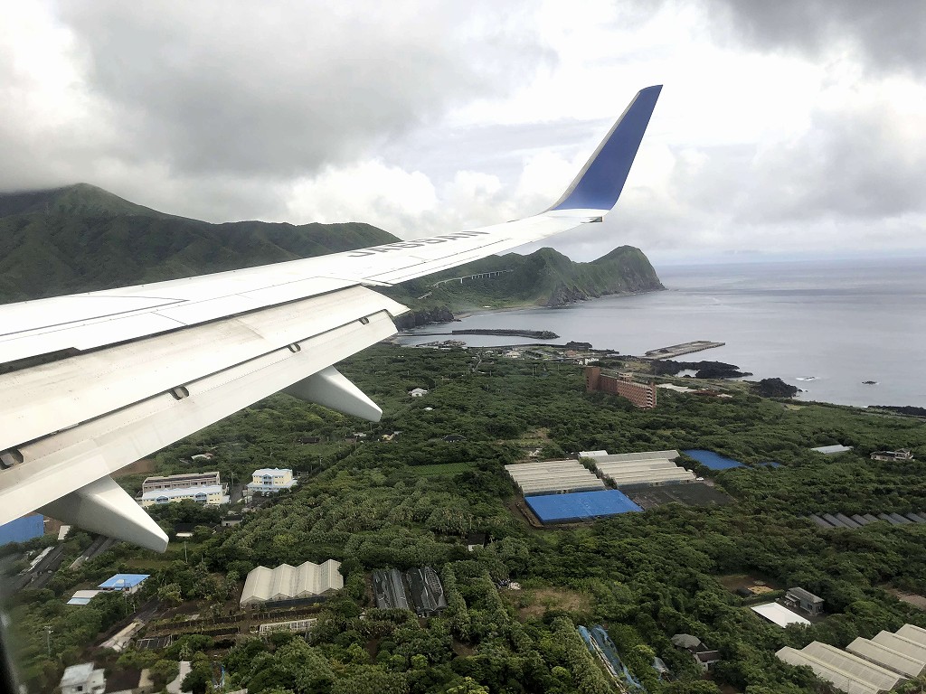 八丈島行きの飛行機から見た八丈島