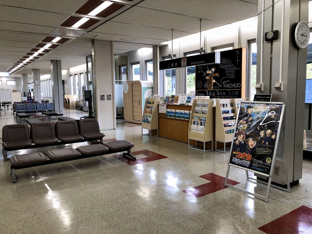 ほぼ人がいなくなった八丈島空港の待合所