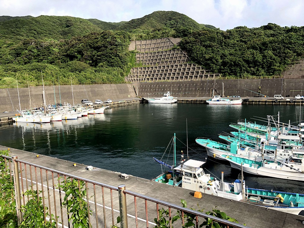 八丈島の西の漁港