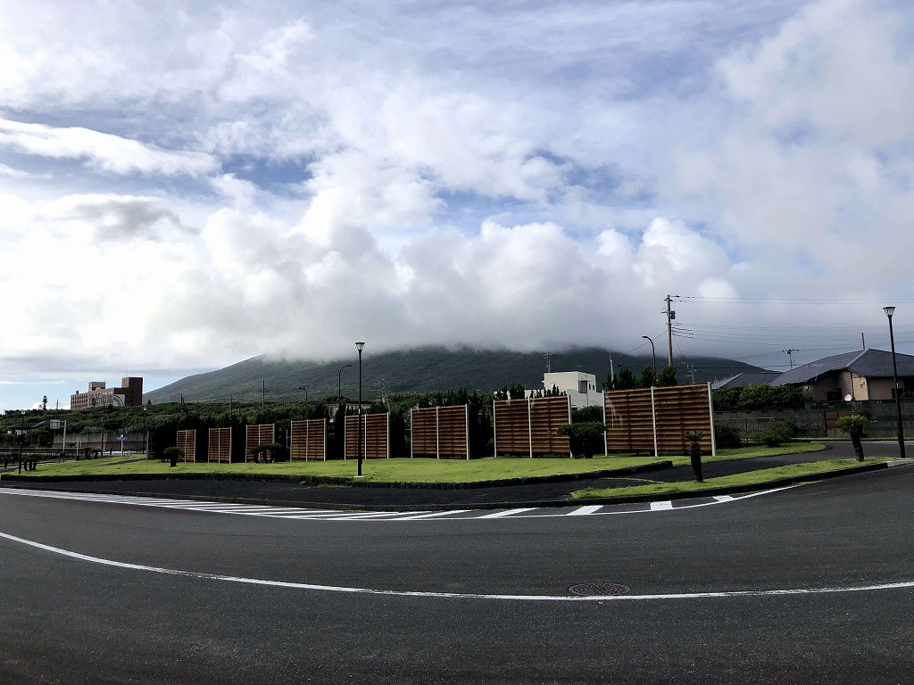 てっぺんを雲に覆われた八丈富士