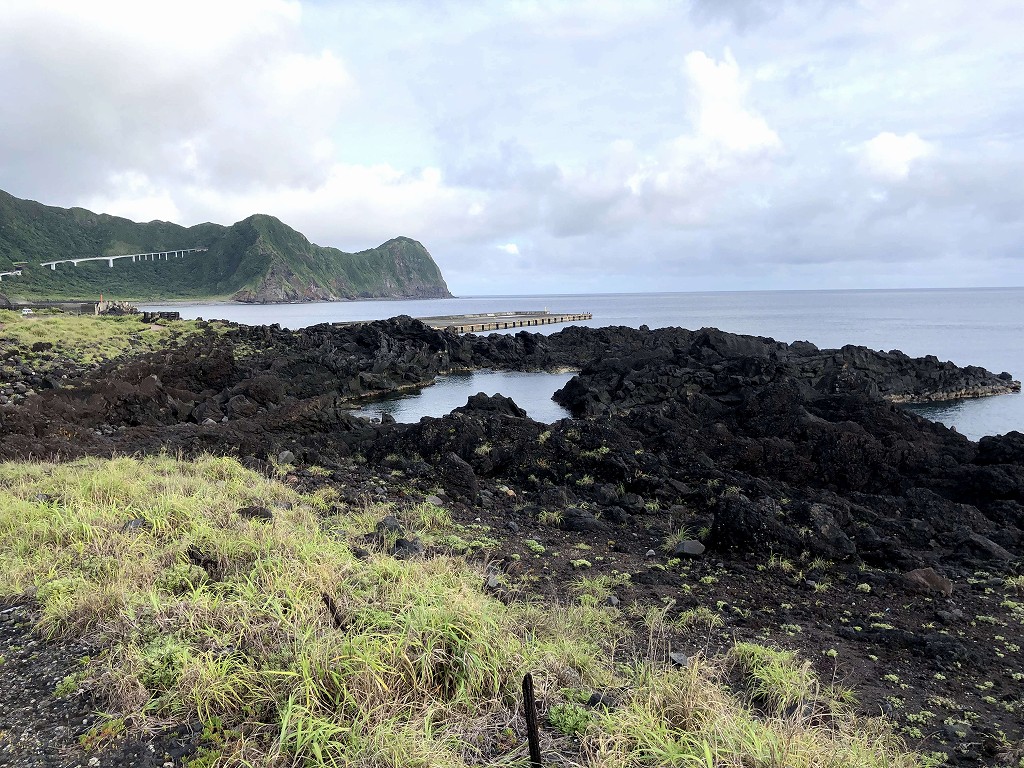 八丈富士の噴火によるらしい溶岩のゴツゴツした岩場