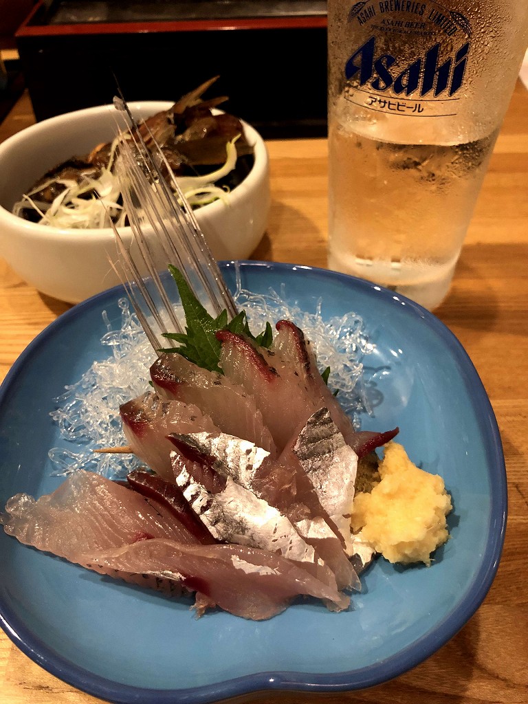 八丈島の魚八亭でトビウオの刺し身