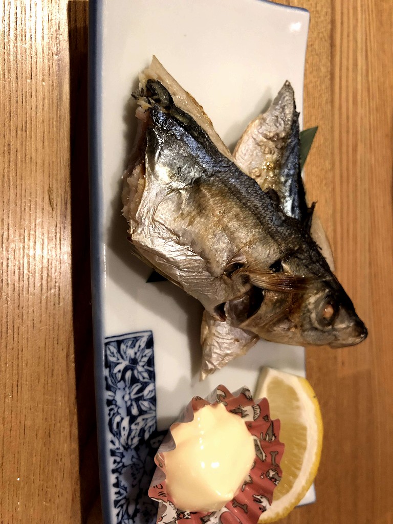 八丈島の魚八亭でムロアジのくさや