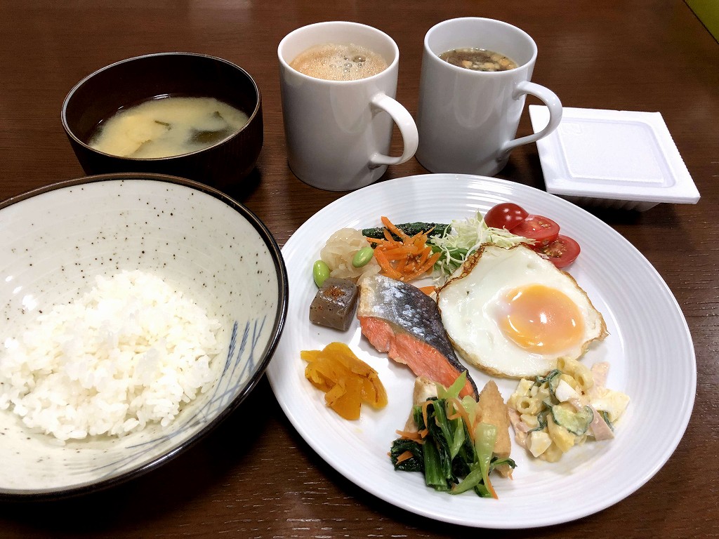 八丈島のゲストハウス「横分けハンサム」の朝食