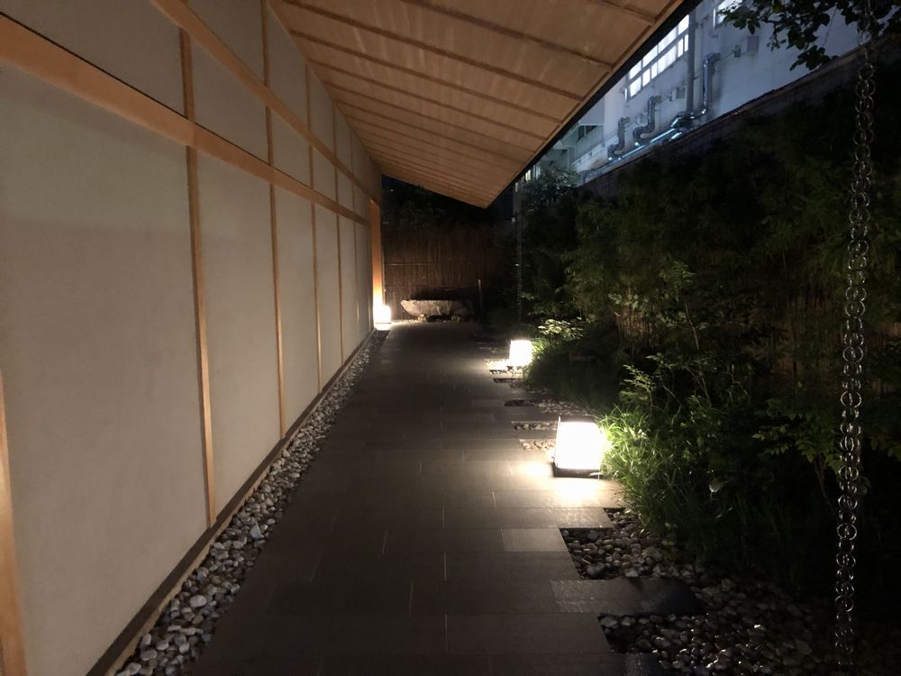 由縁 新宿の夜のアプローチ