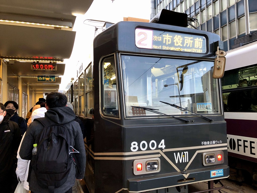 外国人観光客がたくさん並んでいる函館市電