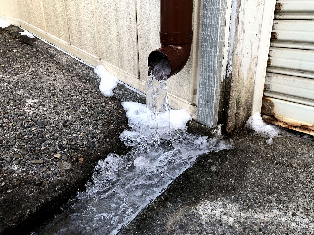 函館市電の青柳町駅近くの水道管凍結
