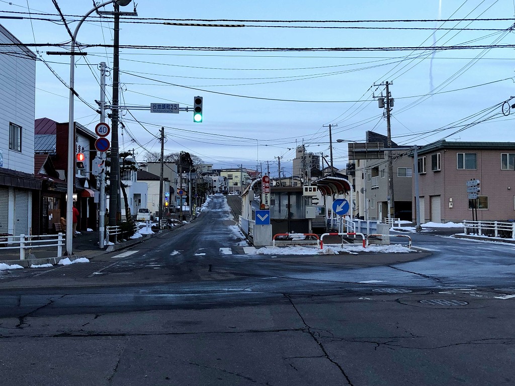 すり鉢の底になっている函館市電の谷地頭駅