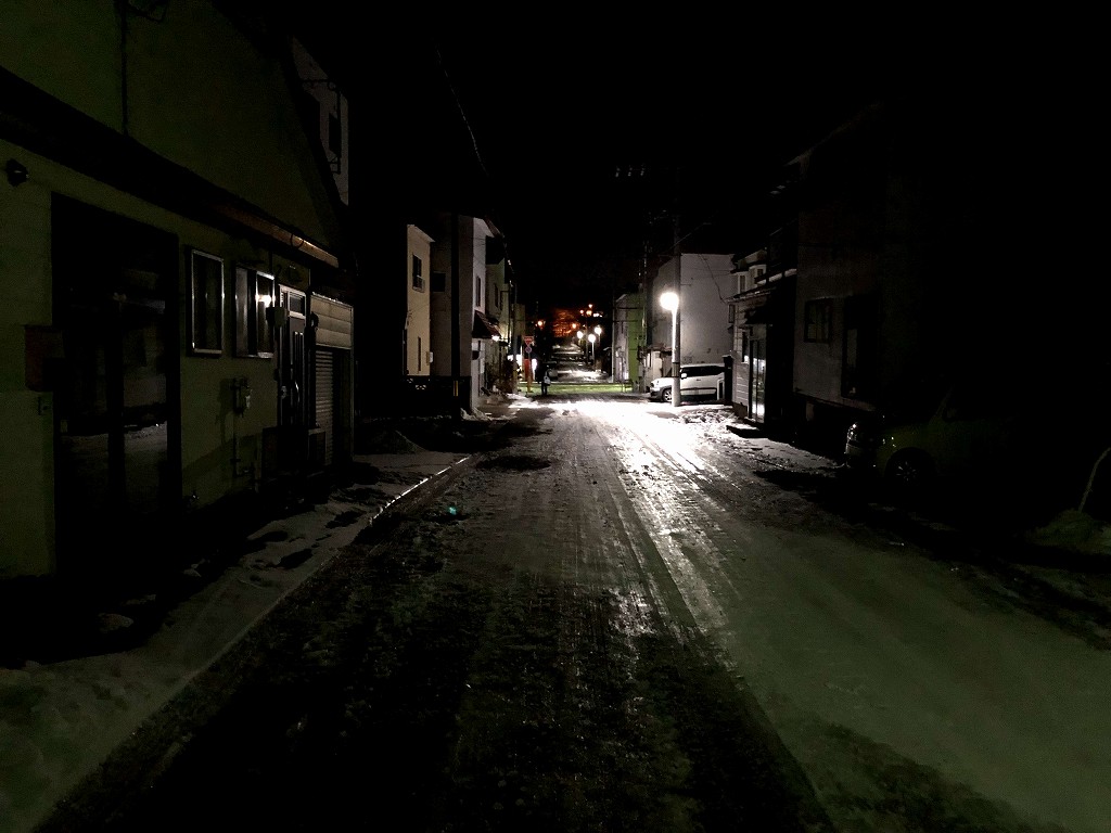 谷地頭温泉近くの薄暗い夜道