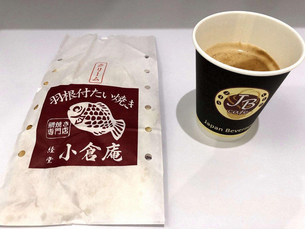 函館空港のラウンジで小倉庵のカスタードたいやき
