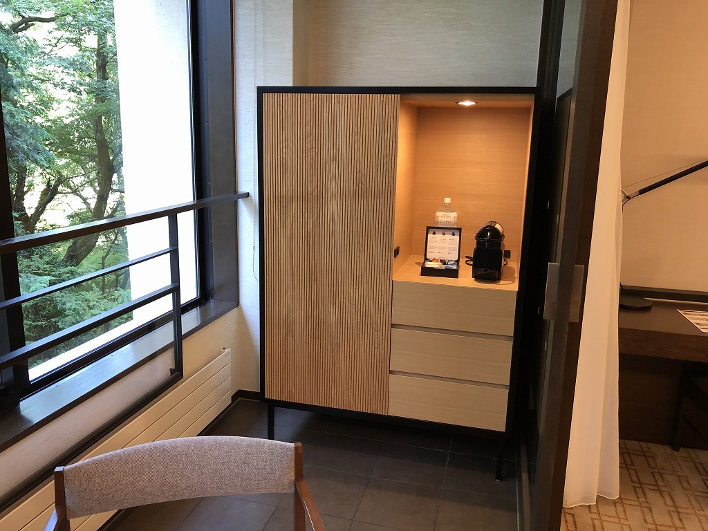 ハイアットリージェンシー箱根リゾート＆スパのデラックスツインルームの冷蔵庫1