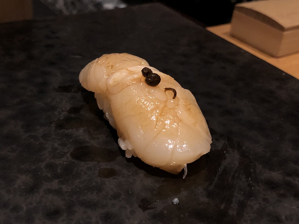 ハイアットリージェンシー箱根リゾート＆スパのダイニングルーム鮨のホタテ