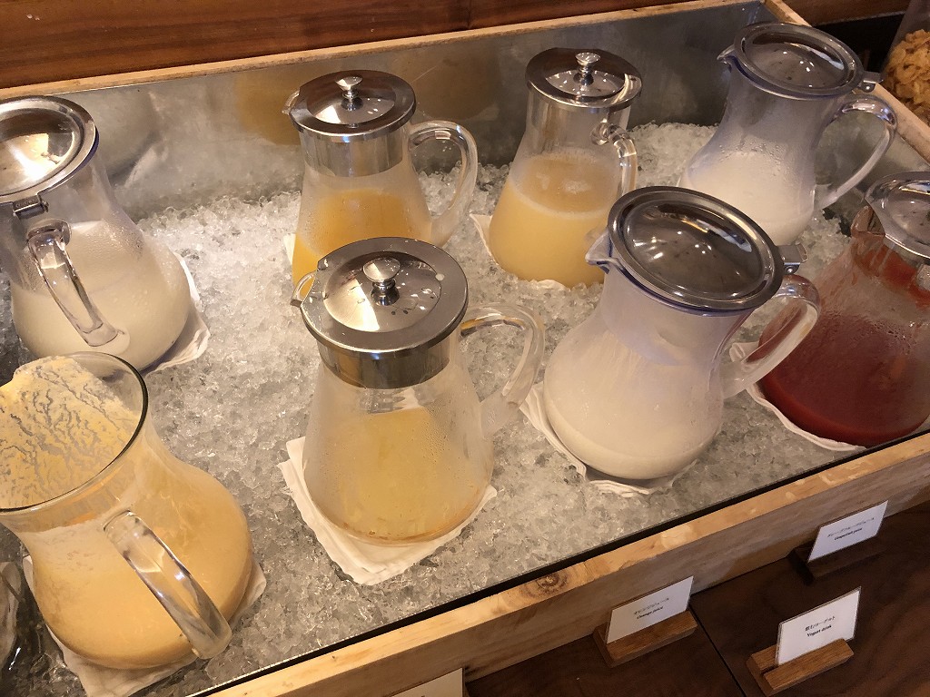 ハイアットリージェンシー箱根リゾート＆スパのダイニングルームの朝食のジュース