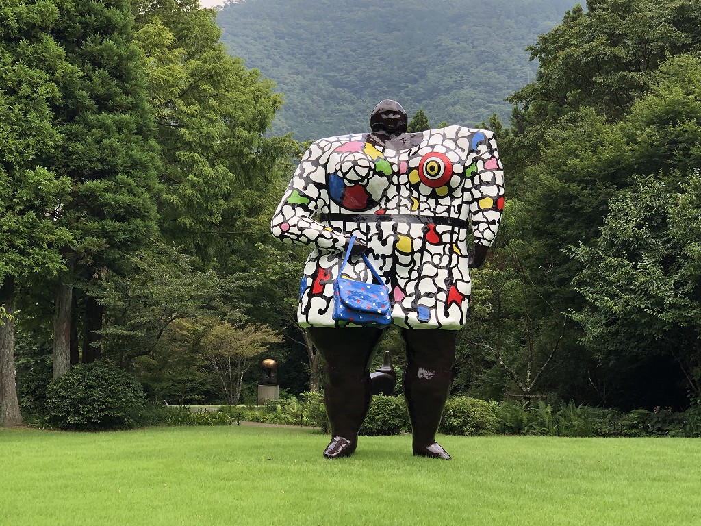 箱根彫刻の森美術館のニキ・ド・サン・ファールの「ミス・ブラック・パワー」2
