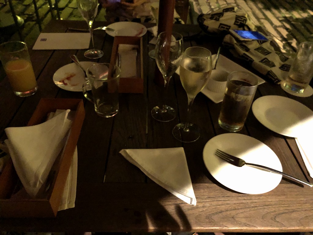 ハイアットリージェンシー箱根リゾート＆スパの中庭で飲食