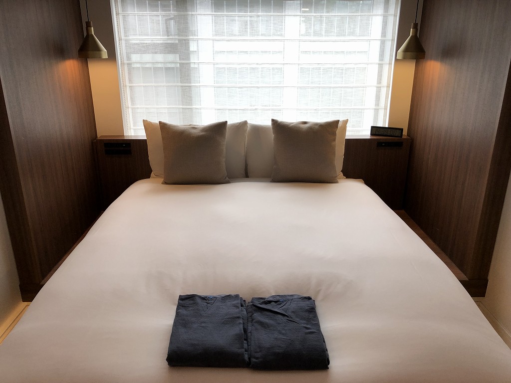 HAMACHO HOTEL TOKYOのセミダブルルームのベッド1