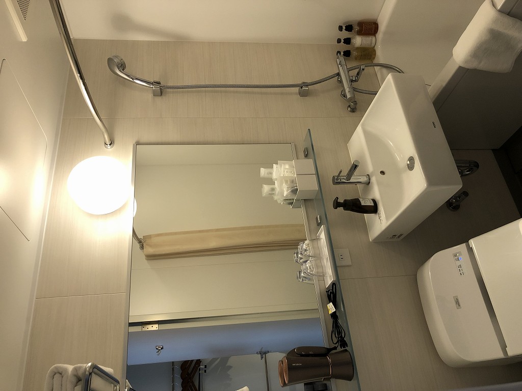HAMACHO HOTEL TOKYOのセミダブルルームのバスルーム