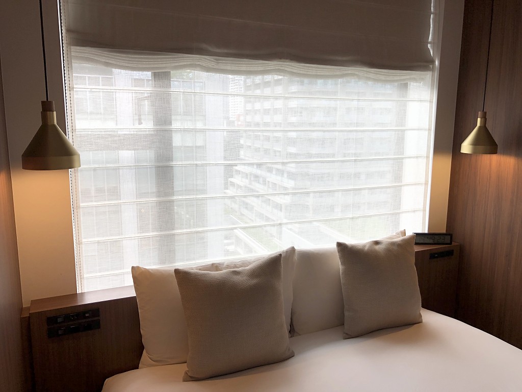HAMACHO HOTEL TOKYOのセミダブルルームのベッド2