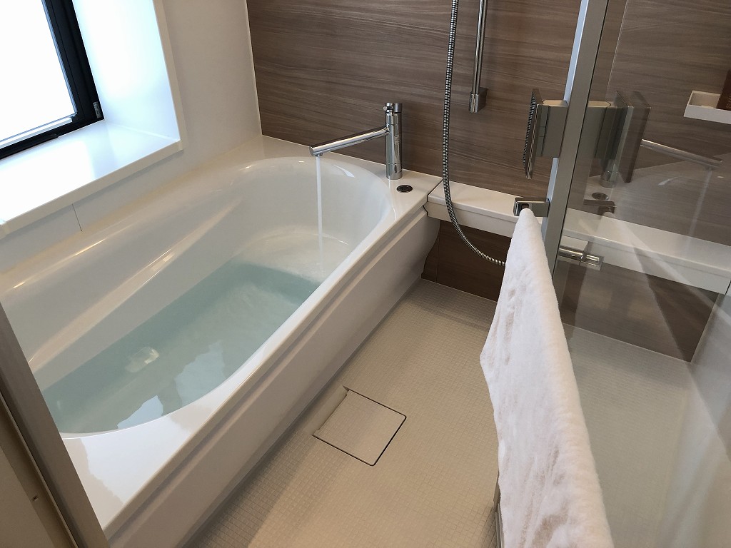 HAMACHO HOTEL TOKYOのコーナーダブルルームの広い風呂