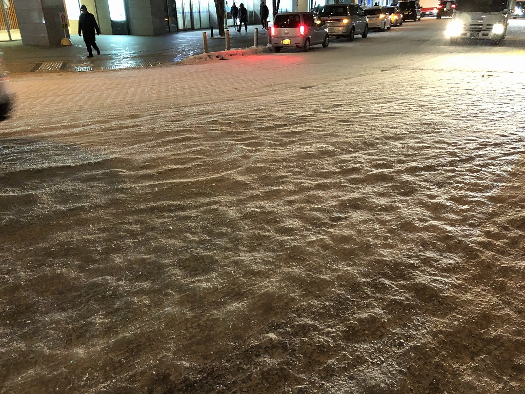 札幌市内の雪で固められた横断歩道