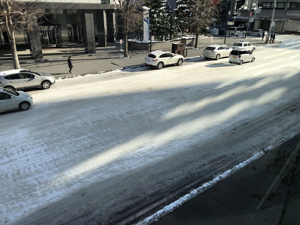 札幌の雪が固まった道路