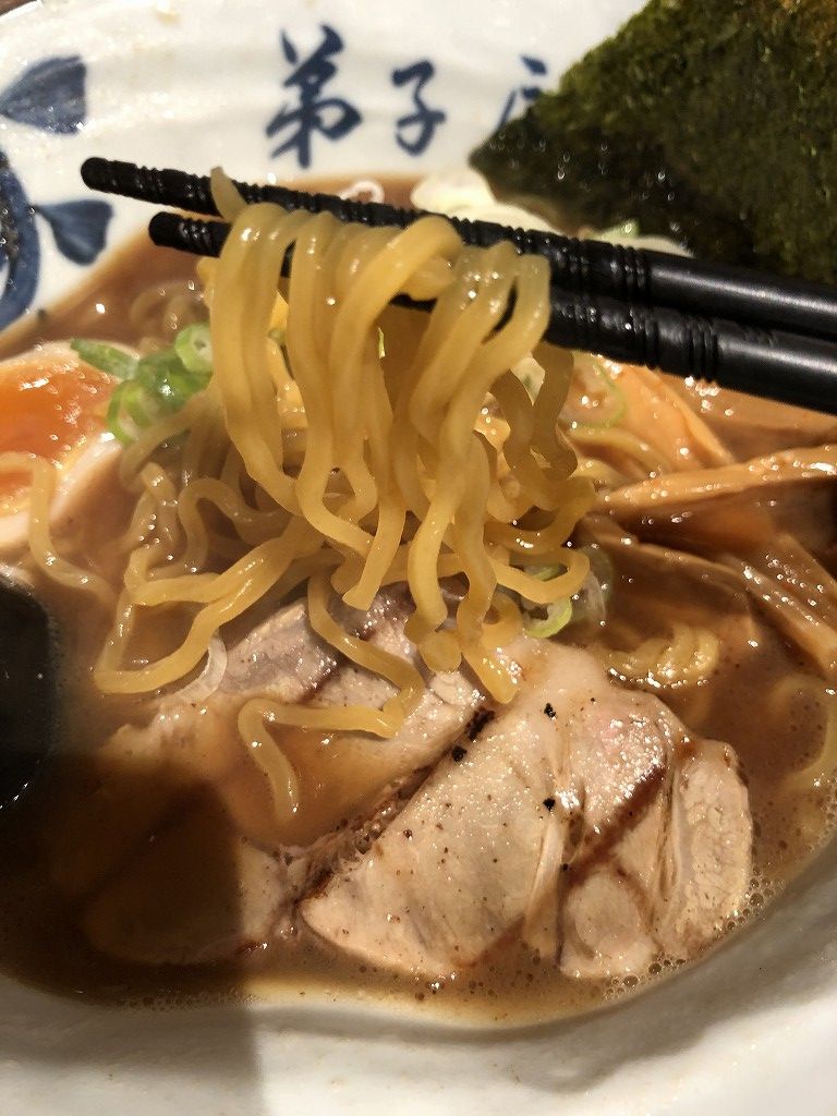 新千歳空港らーめん道場内の弟子屈の魚介しぼり醤油ラーメン2