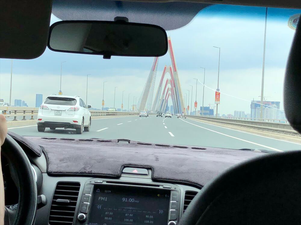 ノイバイ空港からの高速道路