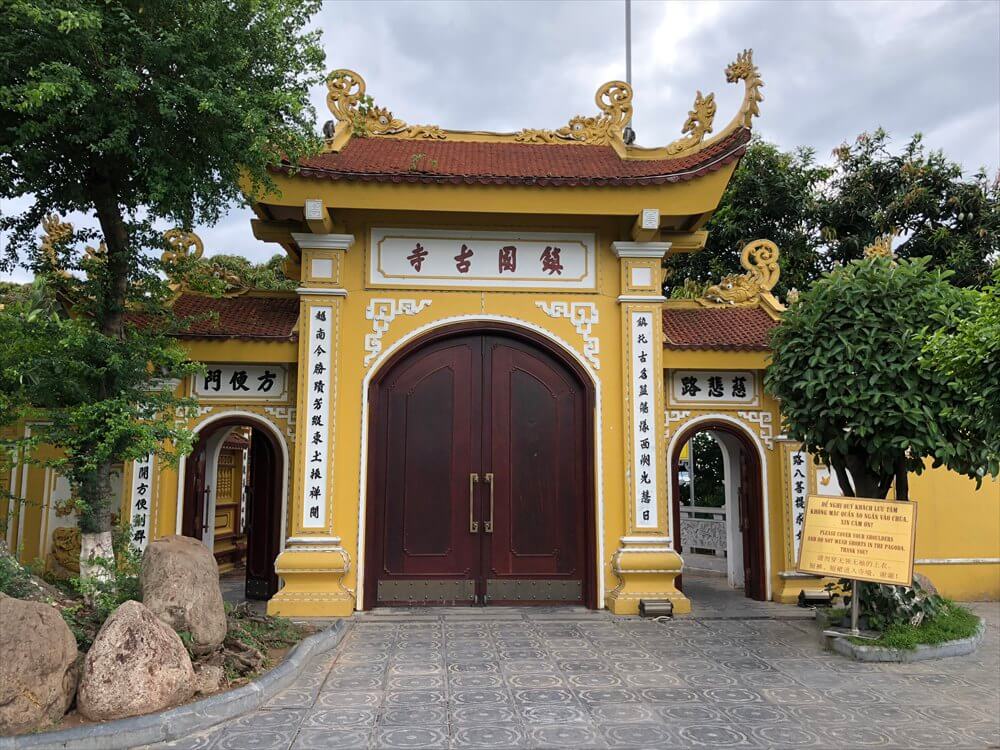 ハノイの鎮国寺の入り口2