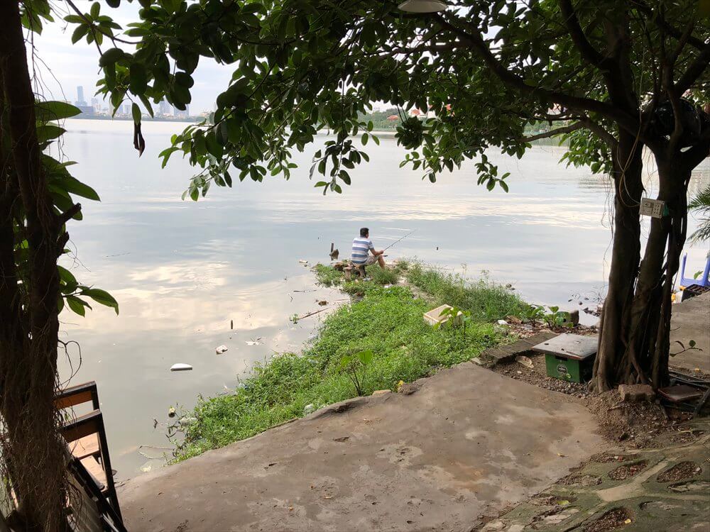 タイ湖で魚釣りのおじさん