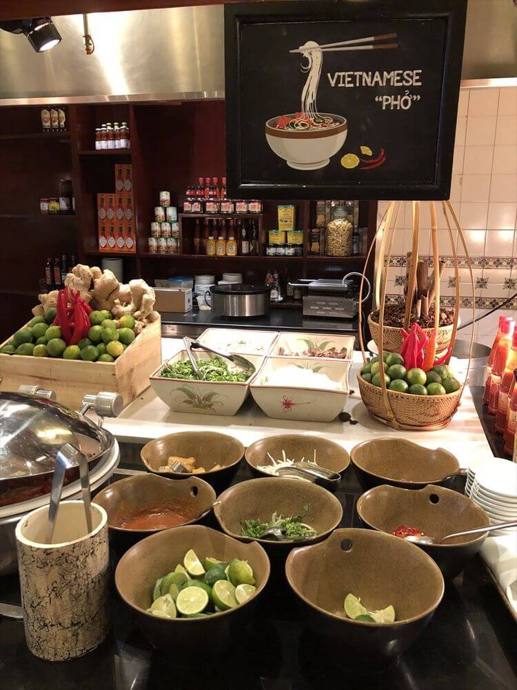シェラトンハノイホテルのOven D'orの朝食のフォー